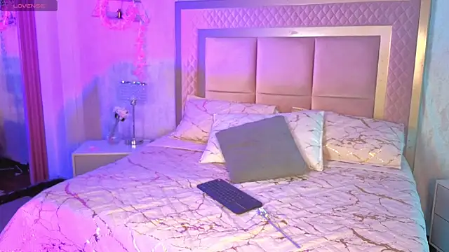 Snapshot of AlanaOdison chatting on October 31, 2025, 8:05 pm AlanaOdison online show from October 31, 2025, 8:05 pm