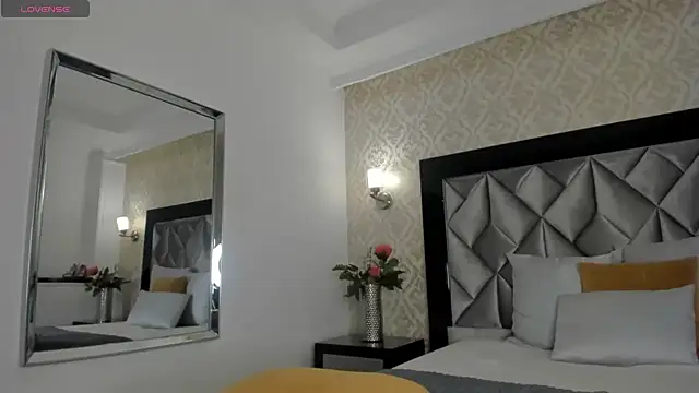 Snapshot of Layla_Mackenzie chatting on October 4, 2025, 12:01 am Layla Mackenzie online show from October 4, 2025, 12:01 am