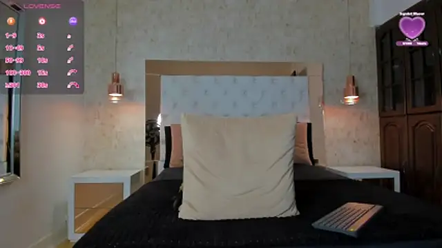 Layla Mackenzie online show from February 13, 2026, 4:01 am