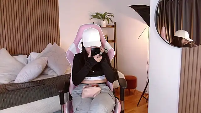 Lina Montclair online show from February 11, 2026, 5:35 pm