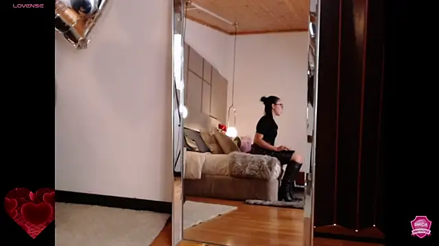 Snapshot of Lina_Montclair chatting on September 19, 2025, 7:18 pm Lina Montclair online show from September 19, 2025, 7:18 pm