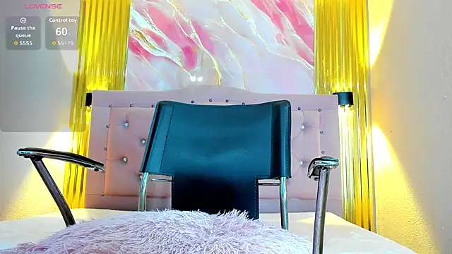 sweet-muse online show from October 7, 2025, 6:53 pm