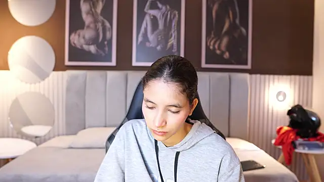 pinkloly online show from October 10, 2025, 7:47 pm