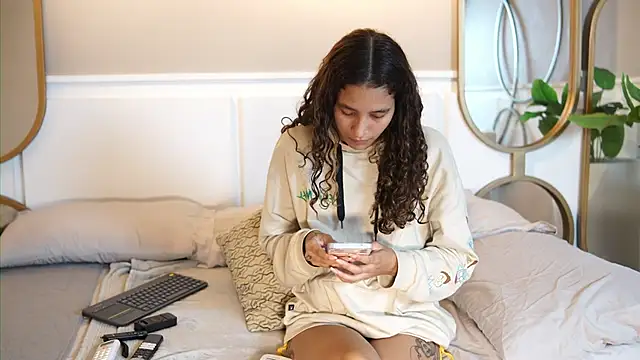 pinkloly online show from September 11, 2025, 12:49 pm