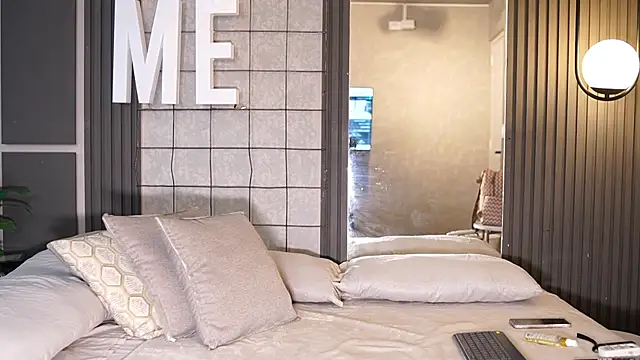 pinkloly online show from October 27, 2025, 6:31 pm