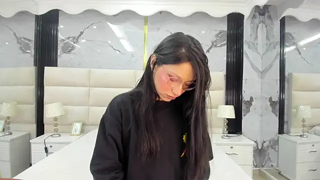 Sophie Calloway online show from September 19, 2025, 1:04 pm