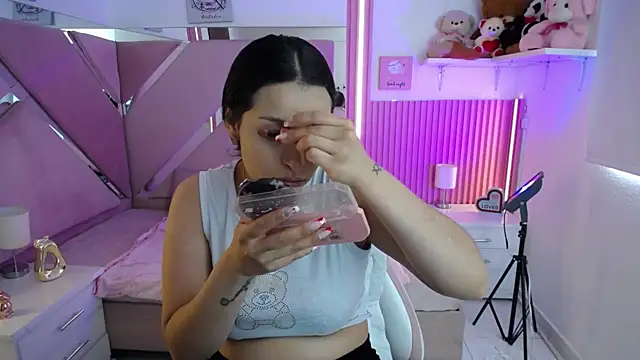 Mia garcia28 online show from December 1, 2025, 7:48 pm