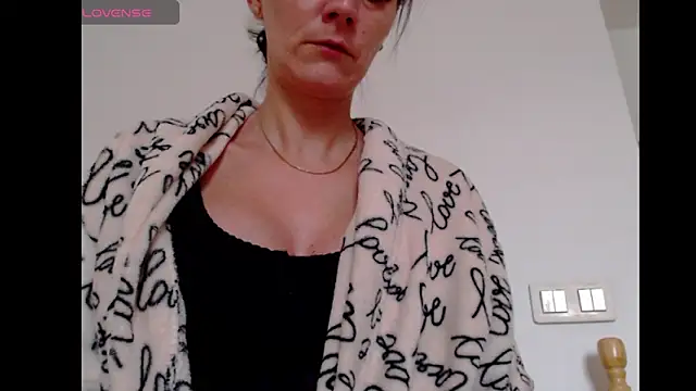 Snapshot of BritneyDivine chatting on October 19, 2025, 5:21 am BritneyDivine online show from October 19, 2025, 5:21 am