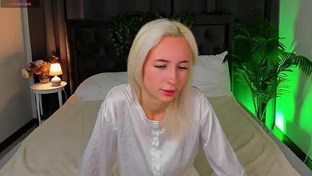 cute luucy online show from December 3, 2025, 4:24 am