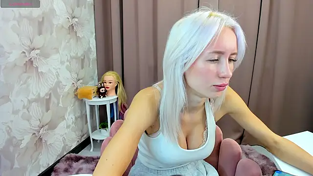 cute luucy online show from October 20, 2025, 3:08 am