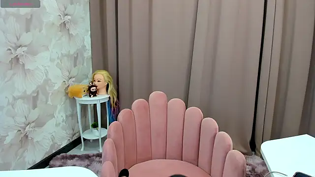 cute luucy online show from October 10, 2025, 4:02 am