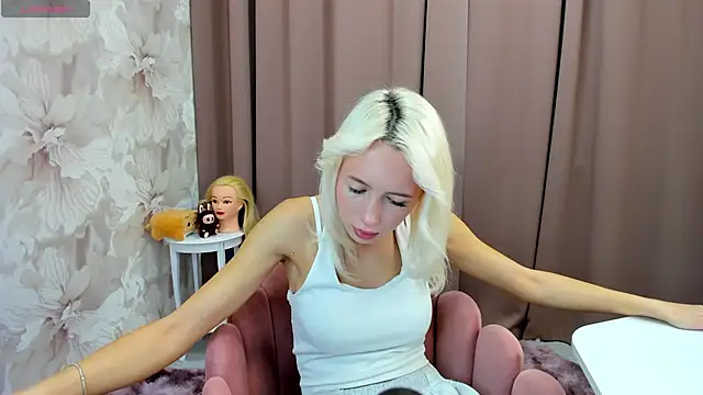 cute luucy online show from October 17, 2025, 3:21 am