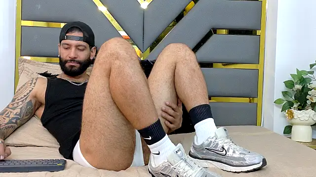 Snapshot of yorbymaxx chatting on October 29, 2025, 12:59 pm yorbymaxx online show from October 29, 2025, 12:59 pm