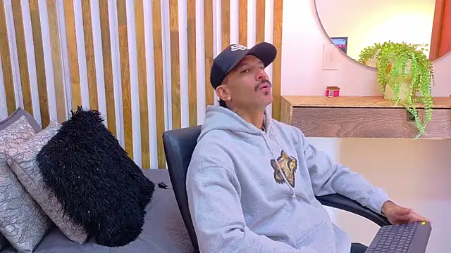 Snapshot of yorbymaxx chatting on February 6, 2026, 2:13 pm yorbymaxx online show from February 6, 2026, 2:13 pm