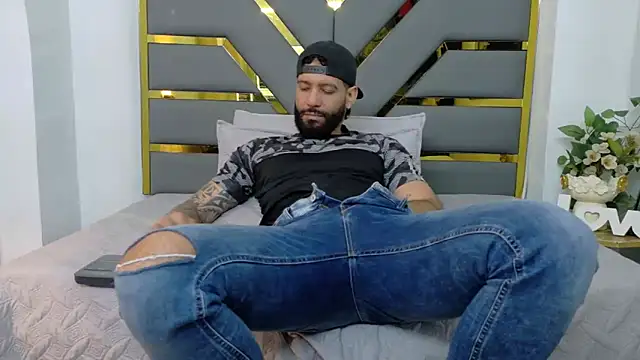 Snapshot of yorbymaxx chatting on October 15, 2025, 2:14 pm yorbymaxx online show from October 15, 2025, 2:14 pm