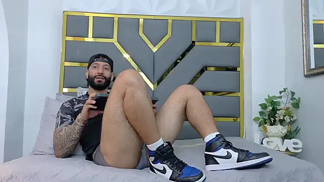 Snapshot of yorbymaxx chatting on October 22, 2025, 2:16 pm yorbymaxx online show from October 22, 2025, 2:16 pm