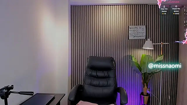 Missnaomi  online show from October 1, 2025, 5:28 pm