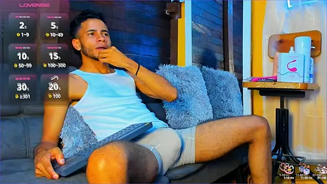 Snapshot of Alex_bigcock11_ chatting on September 24, 2025, 4:02 pm Alex bigcock11 online show from September 24, 2025, 4:02 pm