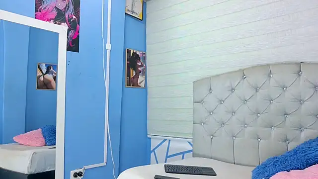 Snapshot of Emily_J18 chatting on October 7, 2025, 2:40 pm Emily J18 online show from October 7, 2025, 2:40 pm