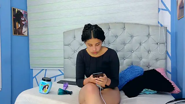 Snapshot of Emily_J18 chatting on September 29, 2025, 1:17 pm Emily J18 online show from September 29, 2025, 1:17 pm