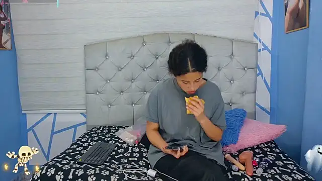 Snapshot of Emily_J18 chatting on November 1, 2025, 1:05 pm Emily J18 online show from November 1, 2025, 1:05 pm