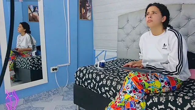 Snapshot of Emily_J18 chatting on November 6, 2025, 2:32 pm Emily J18 online show from November 6, 2025, 2:32 pm