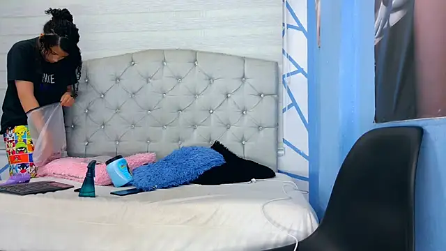 Snapshot of Emily_J18 chatting on September 26, 2025, 2:57 pm Emily J18 online show from September 26, 2025, 2:57 pm