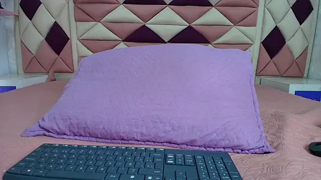 Snapshot of valecastro_ chatting on October 6, 2025, 7:25 pm valecastro online show from October 6, 2025, 7:25 pm