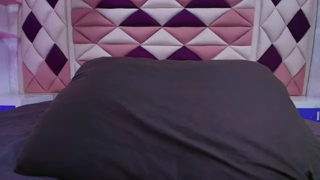 Snapshot of valecastro_ chatting on October 8, 2025, 7:14 pm valecastro online show from October 8, 2025, 7:14 pm