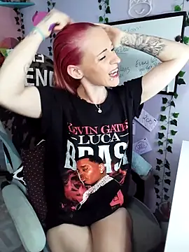 Purple2StayThnxx online show from November 5, 2025, 4:21 pm