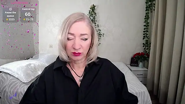 hunters woman online show from November 28, 2025, 2:28 pm