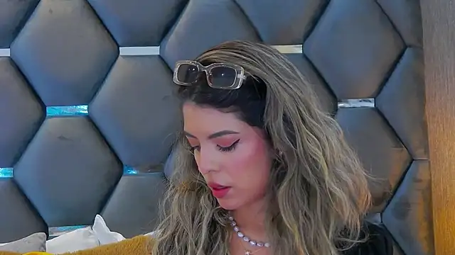 BlaireParker online show from September 25, 2025, 12:00 pm