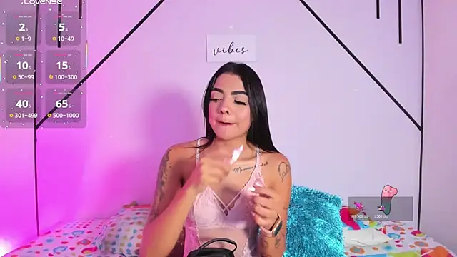 MiahCornell  online show from November 19, 2025, 8:20 pm