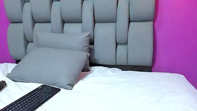 Taniabenelli online show from October 24, 2025, 4:11 am