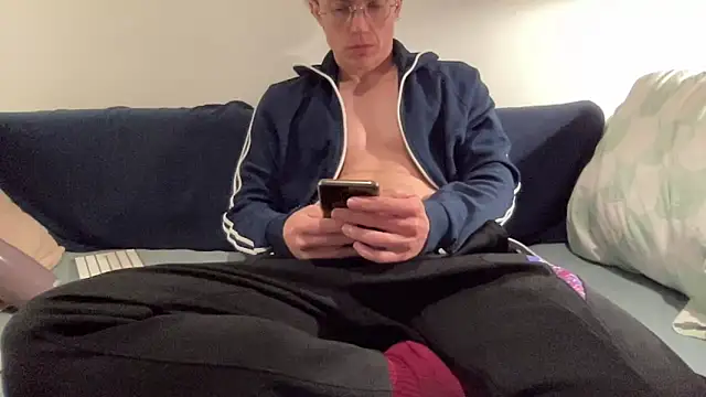 Snapshot of ee_000 chatting on October 21, 2025, 8:41 pm ee 000 online show from October 21, 2025, 8:41 pm