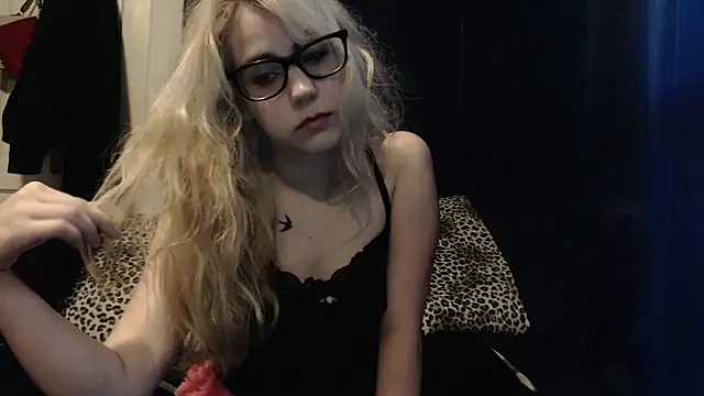 Snapshot of RubySmoke chatting on October 12, 2025, 1:23 pm RubySmoke online show from October 12, 2025, 1:23 pm