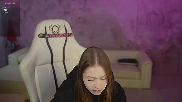 Esmie Smile online show from April 1, 2026, 1:41 am