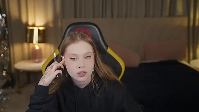 Snapshot of Esmie_Smile chatting on September 19, 2025, 10:36 pm Esmie Smile online show from September 19, 2025, 10:36 pm