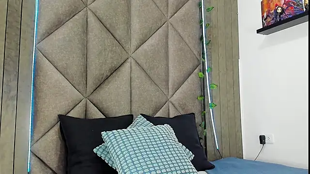 Snapshot of RiriiBrunette__ chatting on October 17, 2025, 7:48 pm RiriiBrunette online show from October 17, 2025, 7:48 pm