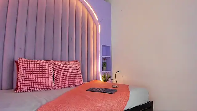 Snapshot of RiriiBrunette__ chatting on October 16, 2025, 8:39 pm RiriiBrunette online show from October 16, 2025, 8:39 pm