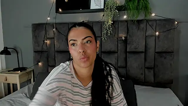 Snapshot of RiriiBrunette__ chatting on November 1, 2025, 8:03 pm RiriiBrunette online show from November 1, 2025, 8:03 pm