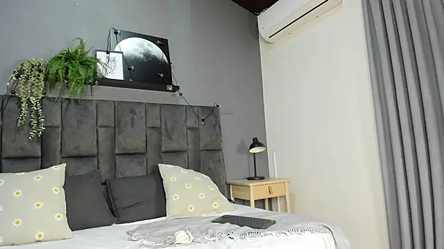 Snapshot of RiriiBrunette__ chatting on October 19, 2025, 11:46 am RiriiBrunette online show from October 19, 2025, 11:46 am