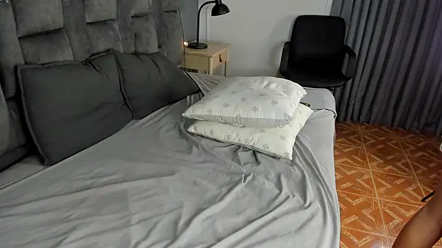 Snapshot of RiriiBrunette__ chatting on October 29, 2025, 11:53 am RiriiBrunette online show from October 29, 2025, 11:53 am