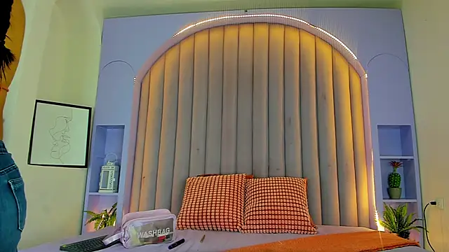 Snapshot of RiriiBrunette__ chatting on October 27, 2025, 7:37 pm RiriiBrunette online show from October 27, 2025, 7:37 pm