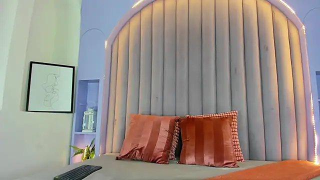 Snapshot of RiriiBrunette__ chatting on October 24, 2025, 7:57 pm RiriiBrunette online show from October 24, 2025, 7:57 pm