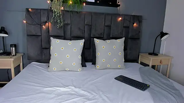 Snapshot of RiriiBrunette__ chatting on September 15, 2025, 7:47 pm RiriiBrunette online show from September 15, 2025, 7:47 pm