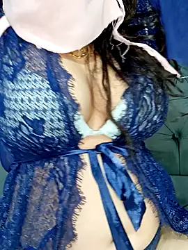 Queen-15 online show from November 30, 2025, 4:24 am