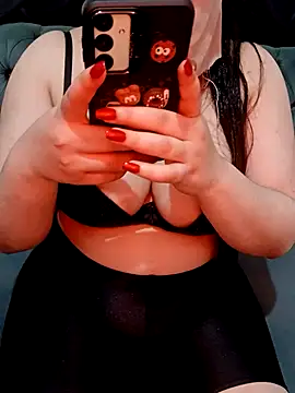 Queen-15 online show from April 5, 2026, 9:32 pm