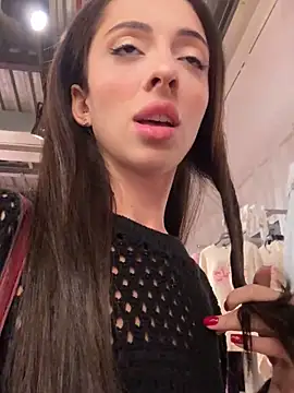 Yesmoree online show from September 16, 2025, 1:34 pm