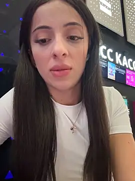 Yesmoree online show from September 8, 2025, 2:16 pm